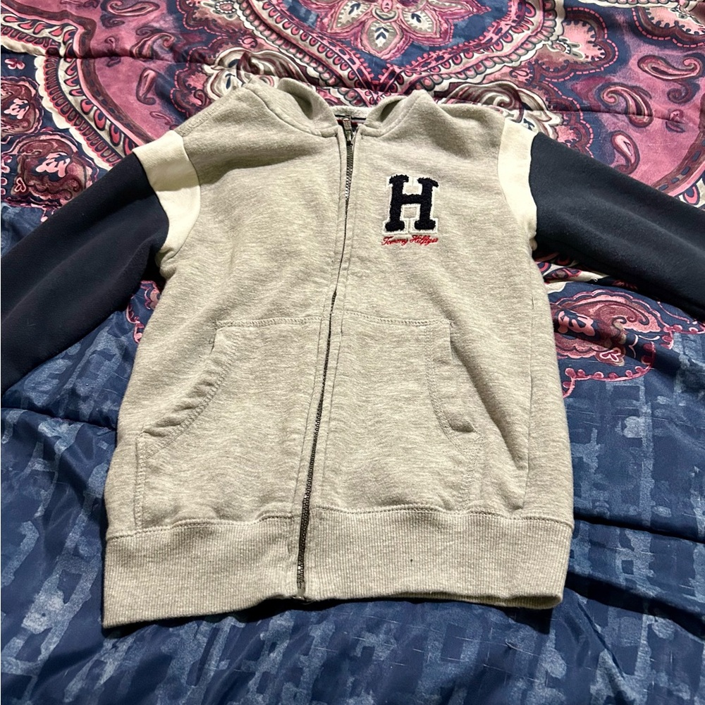 Boys size small (7) Tommy Hilfiger sweatshirt.